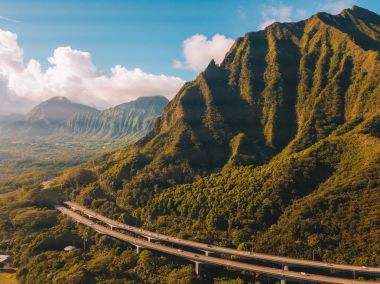 Oahu yeşil dağların görünümünün tarafından Ho'omaluhia Botanik Bahçesi Kaneohe içinde muhteşem havadan görünümü. Dağlar ile ünlü merdiven cennete ya da Haiku merdiven.