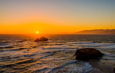 San Francisco'daki Cliff House restaurant yakınındaki Pasifik Okyanusu göre inanılmaz gündoğumu görüntüle.