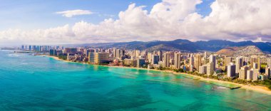 Honolulu, Hawaii. Honolulu, Diamond Head volkan otel ve Waikiki Beach binalarda da dahil olmak üzere hava manzarası görünümü. 