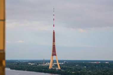 Riga radyo ve Tv Kulesi, Letonya karşısında binadan muhteşem görünümü