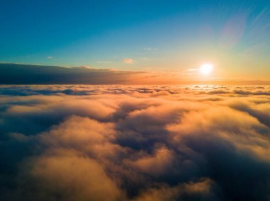 Bulutların üstten günbatımı sırasında güzel havadan görünümü. Sonsuz dünya Güzellik.