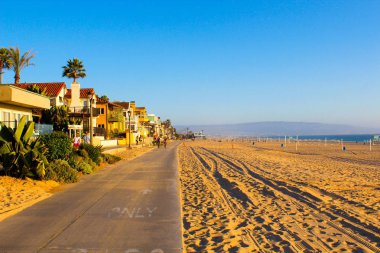 Güzel Venedik plaj alanı Los Angeles'ta bir yaya yürüyüş sırasında turuncu Günbatımı ile. Boş plaj, altın kum, hiçbir insan. 