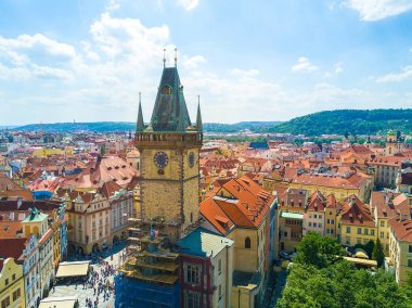 Tarihi kent merkezine ve Vltava Nehri ile yukarıdan Prag şehrinin güzel panoramik havadan görünümü.