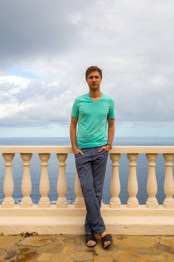 adam bir terasa Atlantik Okyanusu tarafından