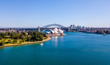 Şehir manzarası, Botanik Bahçe, park ve tabii Harbour bridge ile yukarıdan Sydney harbour üzerinde havadan görünümü. 