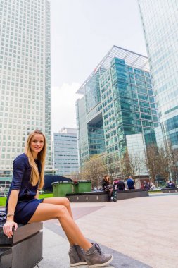 İçinde çok Merkezi, Canary Wharf Londra oturan elbiseli güzel kız