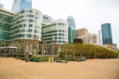 Paris, Fransa - 10 Nisan 2016: Meşgul Finans Merkezi Paris'te. La Defense. Birçok kişi dolaşıyor.