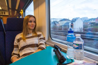 Pencereden bakarak bir trende oturan kız