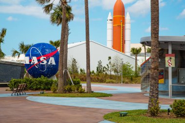 NASA uzay Merkezi Florida Nasa logo ve arka planda bir roket ile.