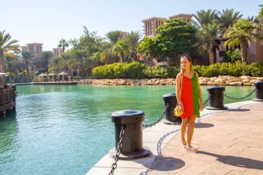 Dubai Souk Madinat adlı kanalda renkli elbise bekleyen bir kız güzel