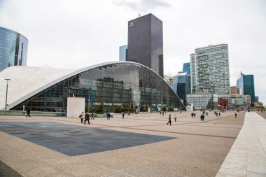 Paris'te yoğun finans bölgesine. La Defense. Birçok kişi dolaşıyor.