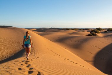 Kız dunes ortasında ayakta 