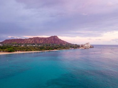 Güzel Waikiki beach mor günbatımı. Kesinlikle inanılmaz bir Diamond head krater ile Hawaii adasında havadan görünümü ve Honolulu şehir manzarası görünümü.