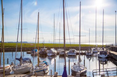 Öresund Köprüsü manzaralı kanal tarafından yerleştirilmiş yatlar