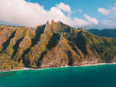 Muhteşem panoramik Na Pali kıyı şeridi kayalıklarla yukarıdan. Hava sahne. Güzel Hawaii Adaları. Yeryüzündeki cennet.