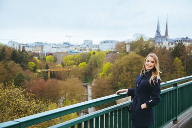 Güzel kız bir köprü Lüksemburg'ayakta