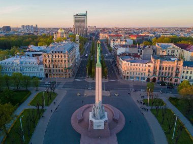 Riga günbatımı görünümünde Anıtı - Milda tarafından