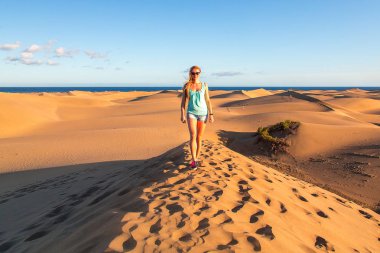 Kız dunes ortasında ayakta 