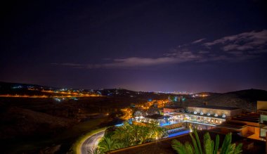 Güzel bir gece görünümü İspanya, Kanarya Adaları. Sahne yukarıdan. Lüks otel görünüm. Maspalomas şehir ışıkları ufukta.