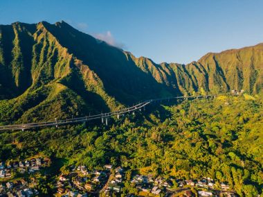 Oahu yeşil dağların görünümünün tarafından Ho'omaluhia Botanik Bahçesi Kaneohe içinde muhteşem havadan görünümü. Dağlar ile ünlü merdiven cennete ya da Haiku merdiven.