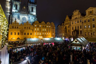 Eski Şehir Meydanı, Prague, Çek Cumhuriyeti, Noel sezonu üzerinde 05 Aralık 2016 yılında Prag sırasında. Her yıl Noel Pazar Kasım sonunda başlar.. 