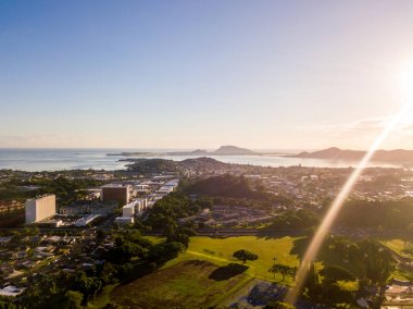 Oahu yeşil dağların görünümünün tarafından Ho'omaluhia Botanik Bahçesi Kaneohe içinde muhteşem havadan görünümü. Dağlar ile ünlü merdiven cennete ya da Haiku merdiven.