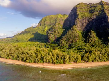 Muhteşem panoramik Na Pali kıyı şeridi kayalıklarla yukarıdan. Hava sahne. Güzel Hawaii Adaları. Yeryüzündeki cennet.