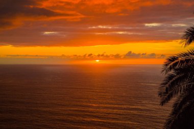 Kanarya Adası'Atlas Okyanusu günbatımı manzarası