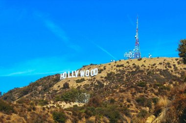 Los Angeles bölgesinde Hollywood işareti. Hollywood harfler mesafeden görüntüleyin.