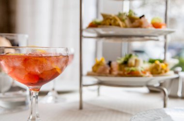 Güzel İngilizce öğleden sonra çay töreni tatlılar ve atıştırmalıkların bulunduğu