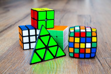 Beyaz ya da ahşap arka plan üzerinde Rubik küpleri