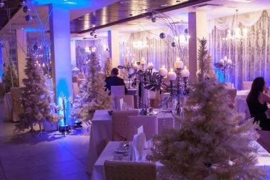 Kış tarzında dekore edilmiş salon kümesi Noel arifesi veya yeni yıl için