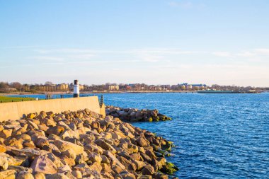 Malmo, İsveç'te Vastra Hamnen bölgesi. Kuzey Deniz günbatımı sırasında görüntülemek.