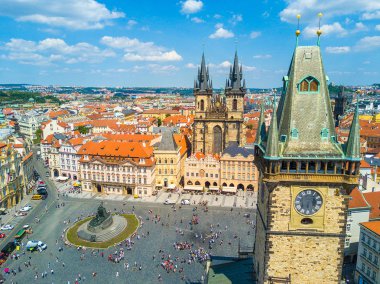 Tarihi kent merkezine ve Vltava Nehri ile yukarıdan Prag şehrinin güzel panoramik havadan görünümü.