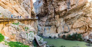 Caminito Del Rey dağlar ve yol boyunca dik kayalıklarla, kayalar ve dağ nehir İspanya güzel görünümü