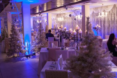 Kış tarzında dekore edilmiş salon kümesi Noel arifesi veya yeni yıl için