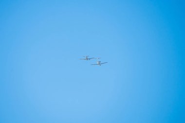 İki uçak gökyüzünde çok birbirine yakın San Francisco üzerinde uçan.