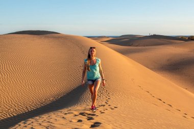 Kız dunes ortasında ayakta 