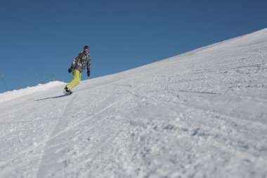 dağlarda aşağıya snowboard adam.