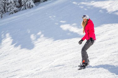Dağlarda aşağıya snowboard güzel seksi kadın.