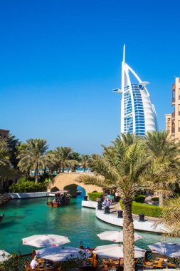 Hotel Burj al Arab plaja bir görünümünü