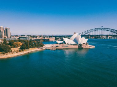 Güzellikler Harbour Köprüsü, Botanik Bahçesi ve Opera Binası ile Sydney harbour bölgesinin.