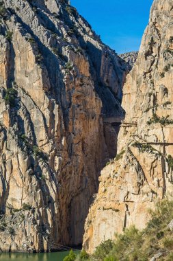 Güzel bir Caminito Del Rey dağlar ve yol boyunca dik kayalıklarla, kayalar ve İspanya Malaga yakınındaki dağ nehir manzarası