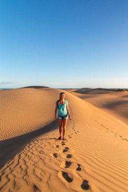 Kız dunes ortasında ayakta 