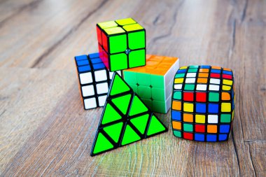 Beyaz ya da ahşap arka plan üzerinde Rubik küpleri