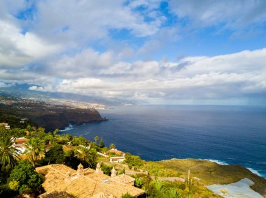 Güçlü kıyı ve kayalıklarla Tenerife adasında