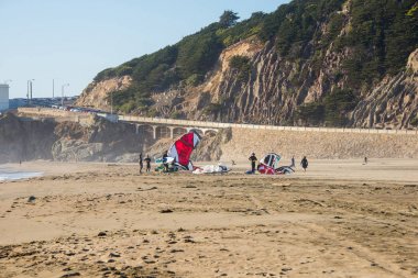 Sahilde kitesurfers spor ekipmanları San Francisco'da sürme için hazırlamak.