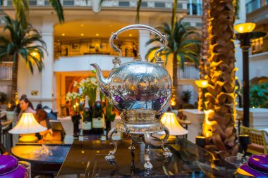 Öğleden sonra çay töreni ile parlak bir çaydanlık Londra tablo