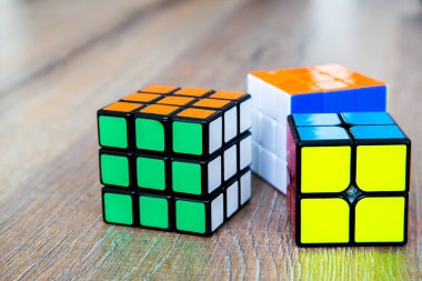 Beyaz ya da ahşap arka plan üzerinde Rubik küpleri