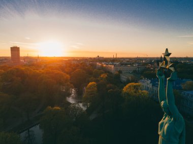 Riga günbatımı görünümünde Anıtı - Milda tarafından